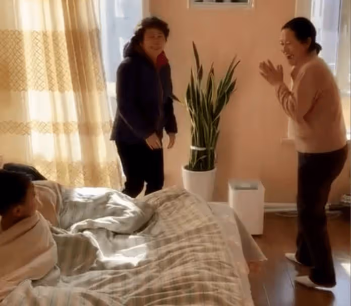 老公讓公婆和小叔「搬進我的陪嫁房」！他出差回來「見婆婆在打地鋪」竟賞我一巴掌，下秒「主臥走出來的人」讓他腿軟