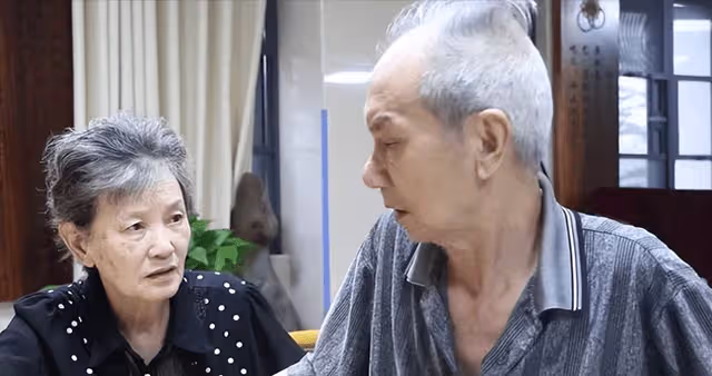 突然收到爸爸轉帳200萬…隨後「收到一封簡訊」我連忙趕回家！才剛踏進門「就見爸爸臉色發白」下秒背後出現一名女子