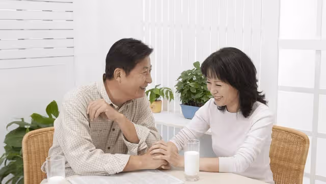 突然收到爸爸轉帳200萬…隨後「收到一封簡訊」我連忙趕回家！才剛踏進門「就見爸爸臉色發白」下秒背後出現一名女子