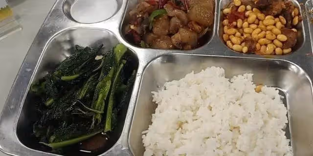 我家很窮，家境優渥的同學從小一直幫助我！結果長大後我們成了最好的朋友…有天他做生意出事急需用錢，我二話不說「湊出30萬交給他」！3個月後「我收到一則轉賬紀錄」一看傻在原地～