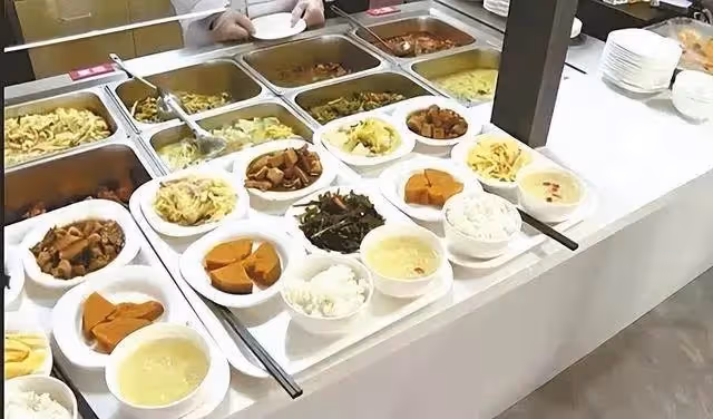 我家很窮，家境優渥的同學從小一直幫助我！結果長大後我們成了最好的朋友…有天他做生意出事急需用錢，我二話不說「湊出30萬交給他」！3個月後「我收到一則轉賬紀錄」一看傻在原地～