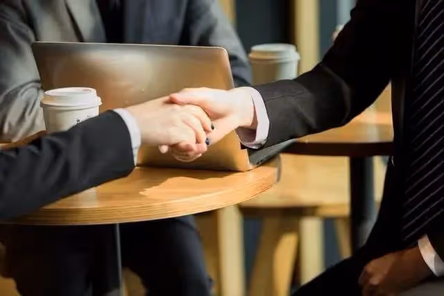 我家很窮，家境優渥的同學從小一直幫助我！結果長大後我們成了最好的朋友…有天他做生意出事急需用錢，我二話不說「湊出30萬交給他」！3個月後「我收到一則轉賬紀錄」一看傻在原地～