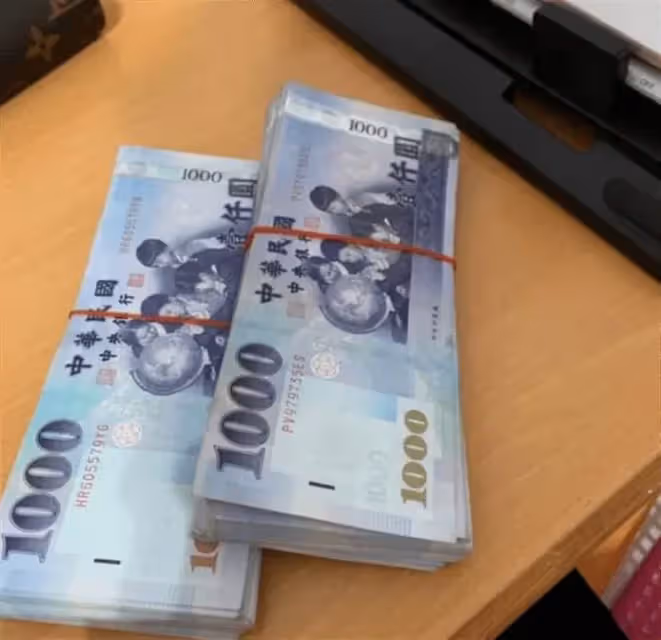 我家很窮，家境優渥的同學從小一直幫助我！結果長大後我們成了最好的朋友…有天他做生意出事急需用錢，我二話不說「湊出30萬交給他」！3個月後「我收到一則轉賬紀錄」一看傻在原地～