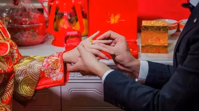 我家很窮，家境優渥的同學從小一直幫助我！結果長大後我們成了最好的朋友…有天他做生意出事急需用錢，我二話不說「湊出30萬交給他」！3個月後「我收到一則轉賬紀錄」一看傻在原地～