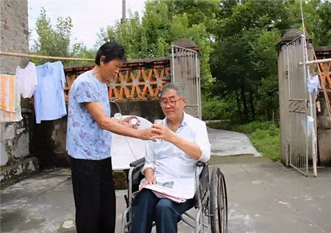 退休工資8000,兒子說要備孕讓我去養老院住,掛失工資卡兒媳慌了