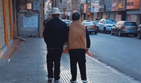 岳父去世,辦完喪事的答謝宴上,大舅子的提議,三個妹夫拍案而起