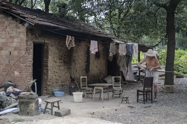 我去姥姥家借錢,姥姥塞給我一包舊衣服,回家打開後,媽媽哭了