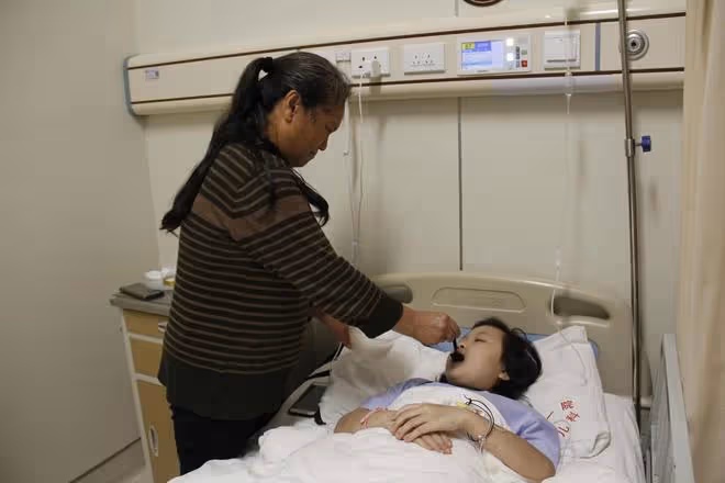 媽媽意外離世,女孩被好心大娘收養,不料悲劇再次發生