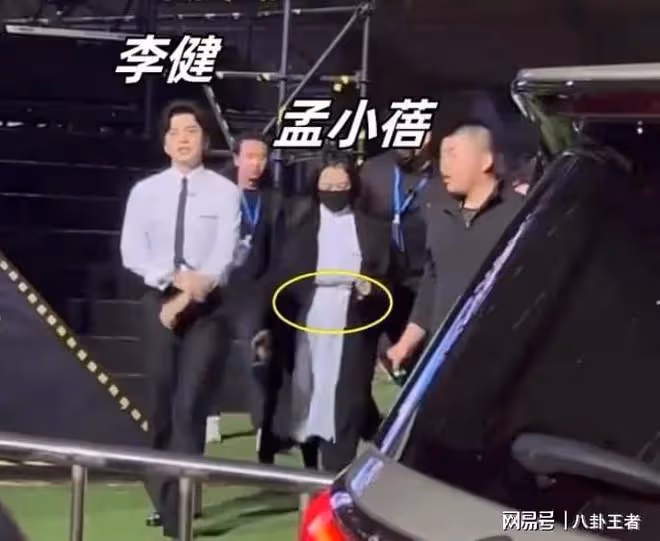 李健喜當爹?孟小蓓半年胖30斤疑懷孕六個月,李健小心攙扶下台階