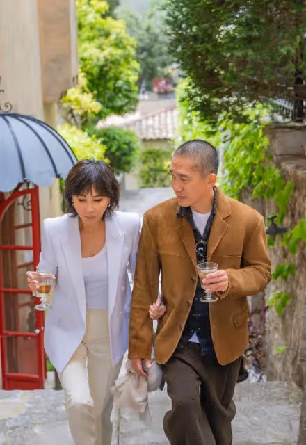 梁朝偉劉嘉玲又秀恩愛令人羨慕,60歲不生孩子,坐擁10億房產