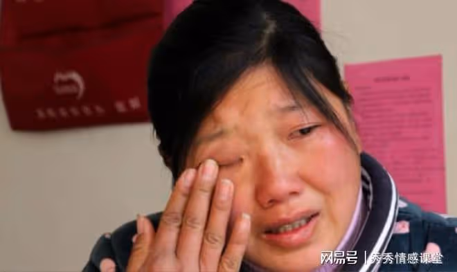 妻子資助男閨蜜100萬,丈夫住院,她卻一分都沒有,丈夫:離婚吧