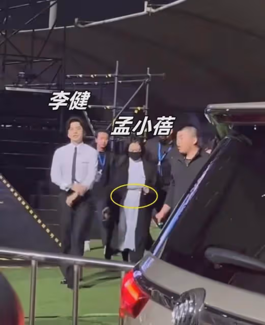 李健放棄丁克要當爸爸了？孟小蓓半年胖30斤疑懷孕，李健小心攙扶