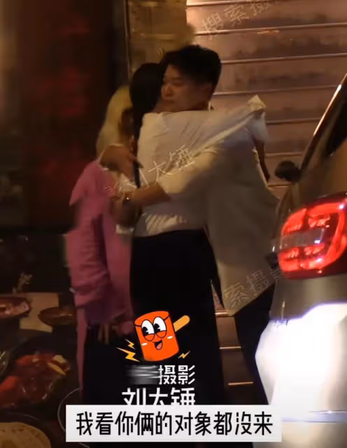 無懼老公吃醋？楊子姍和劉沖貼臉摟抱太親密，宋佳和帥哥十指相扣