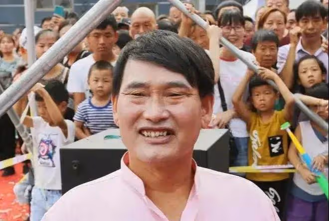 大衣哥結束商演回村收麥子,走在田間地頭氣場十足,眾多媒體跟拍