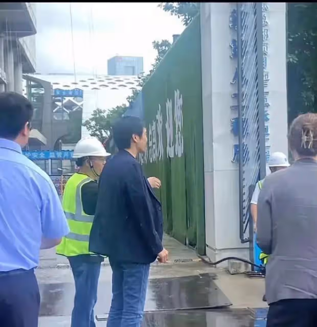 雷軍深圳後海看小米大樓!樓高曝光、穿西裝、未戴安全帽 遭群嘲