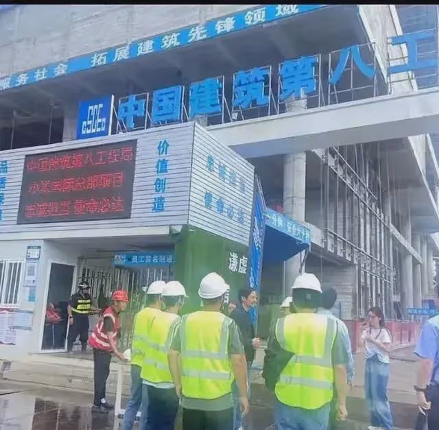 雷軍深圳後海看小米大樓!樓高曝光、穿西裝、未戴安全帽 遭群嘲
