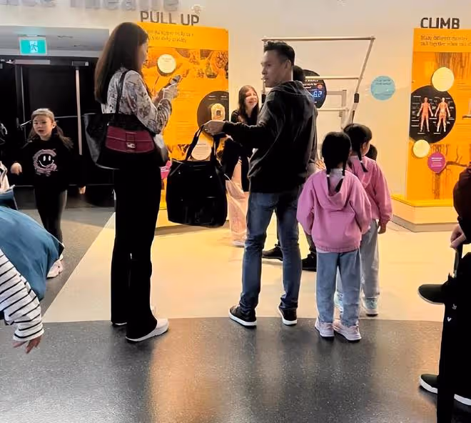 熊黛林一家四口旅遊,富豪老公累趴,兩個女兒被媽媽嚴厲教育