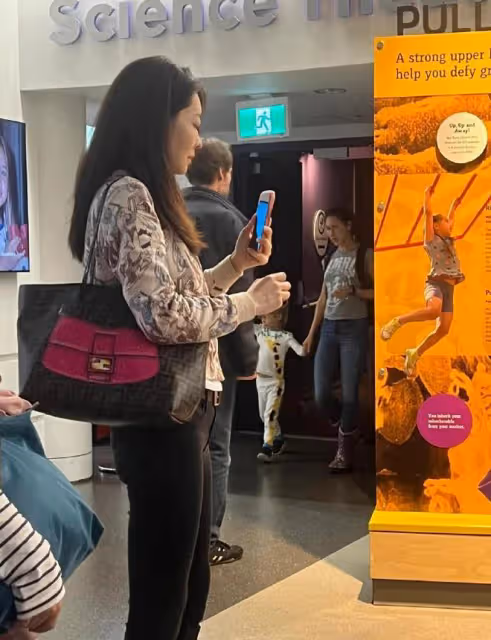 熊黛林一家四口旅遊,富豪老公累趴,兩個女兒被媽媽嚴厲教育