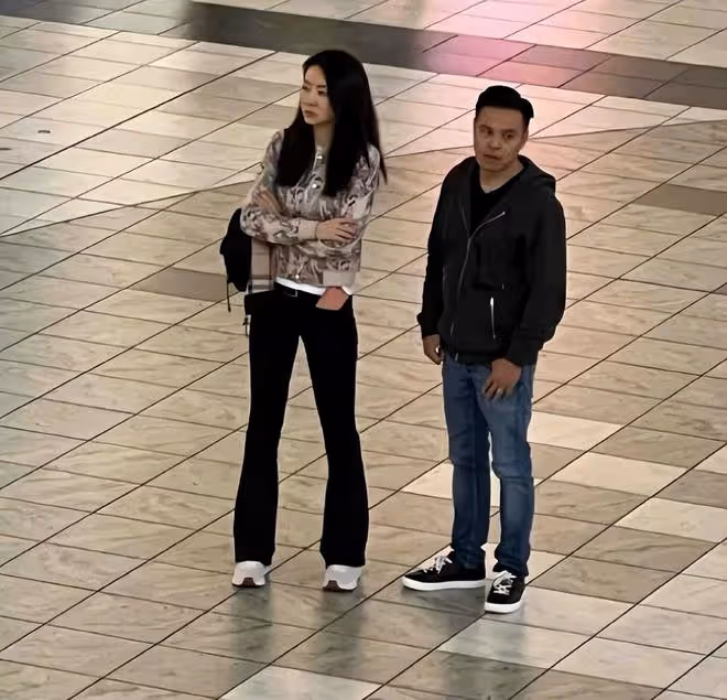 熊黛林一家四口旅遊,富豪老公累趴,兩個女兒被媽媽嚴厲教育