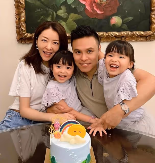 熊黛林一家四口旅遊,富豪老公累趴,兩個女兒被媽媽嚴厲教育