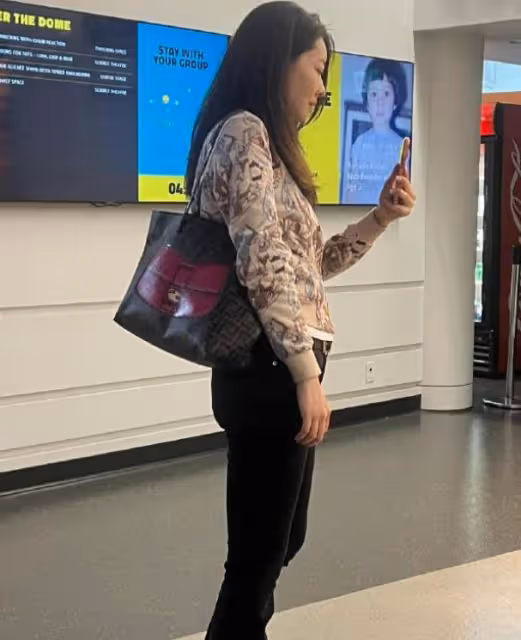 熊黛林一家四口旅遊,富豪老公累趴,兩個女兒被媽媽嚴厲教育