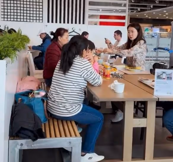熊黛林一家四口旅遊,富豪老公累趴,兩個女兒被媽媽嚴厲教育