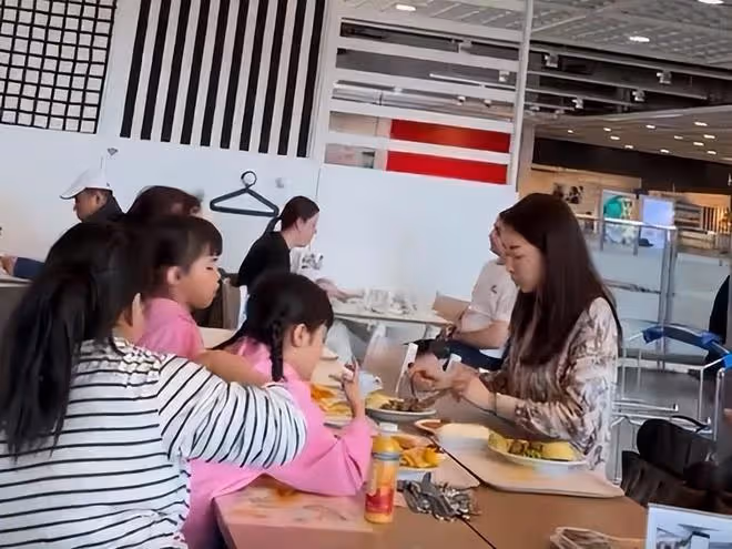 熊黛林一家四口旅遊,富豪老公累趴,兩個女兒被媽媽嚴厲教育