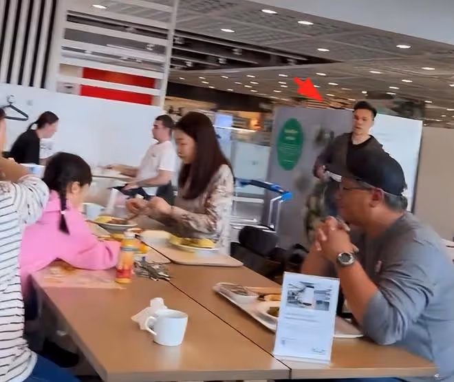 熊黛林一家四口旅遊,富豪老公累趴,兩個女兒被媽媽嚴厲教育