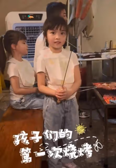 熊黛林一家四口旅遊,富豪老公累趴,兩個女兒被媽媽嚴厲教育