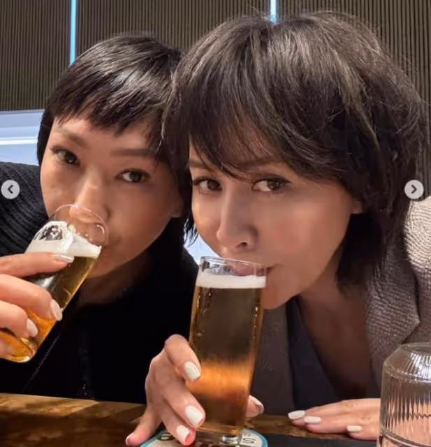 劉嘉玲和弟媳婦一起喝香檳,和梁朝偉在彩虹椅上依偎合影