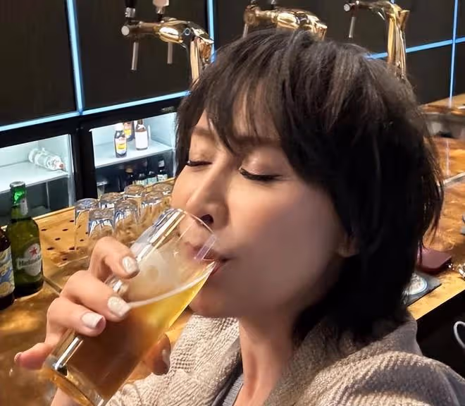 劉嘉玲和弟媳婦一起喝香檳,和梁朝偉在彩虹椅上依偎合影