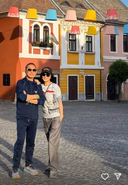 劉嘉玲和弟媳婦一起喝香檳,和梁朝偉在彩虹椅上依偎合影