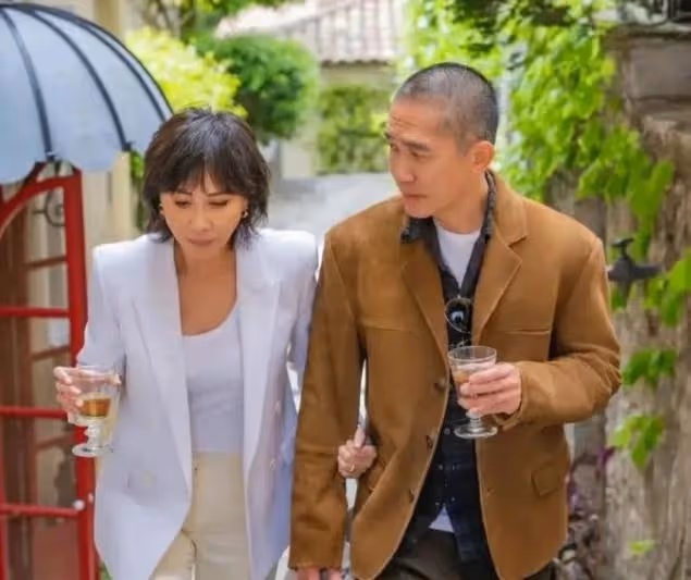 劉嘉玲和弟媳婦一起喝香檳,和梁朝偉在彩虹椅上依偎合影
