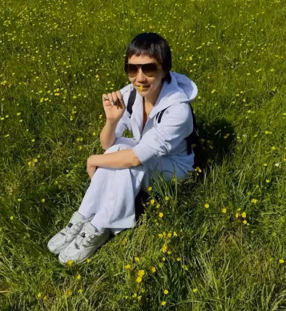 劉嘉玲和弟媳婦一起喝香檳,和梁朝偉在彩虹椅上依偎合影