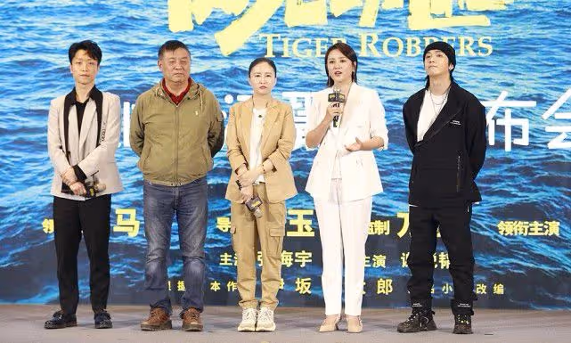 馬麗穿白西裝露出燦爛笑容,眼角有皺紋也很美,臉部圓潤挺富態