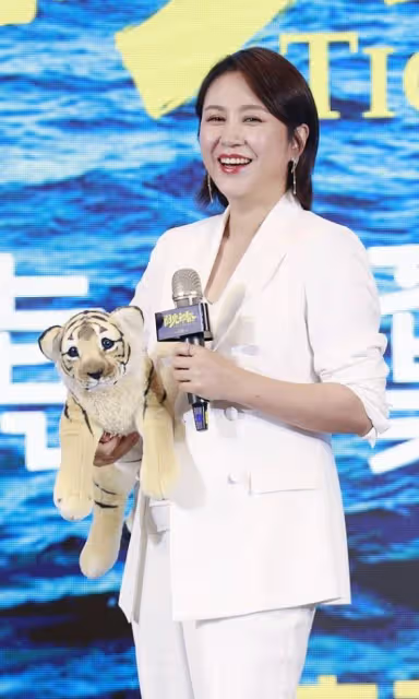 馬麗穿白西裝露出燦爛笑容,眼角有皺紋也很美,臉部圓潤挺富態