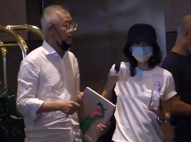章子怡怎麼突然胖了!大媽打扮參加聚會,外翻的小腿很搶眼