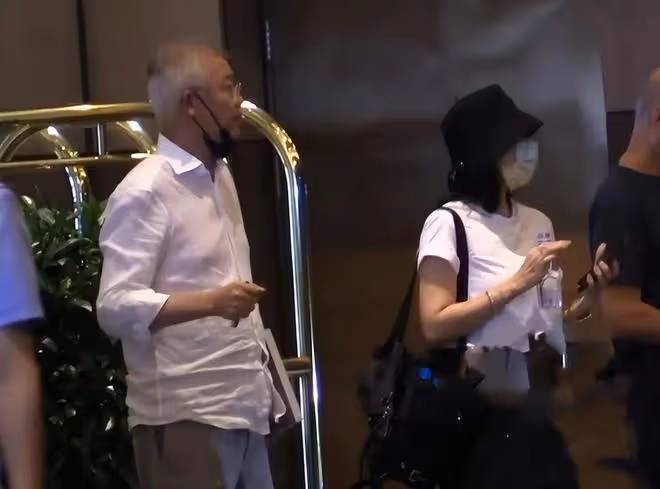 章子怡怎麼突然胖了!大媽打扮參加聚會,外翻的小腿很搶眼