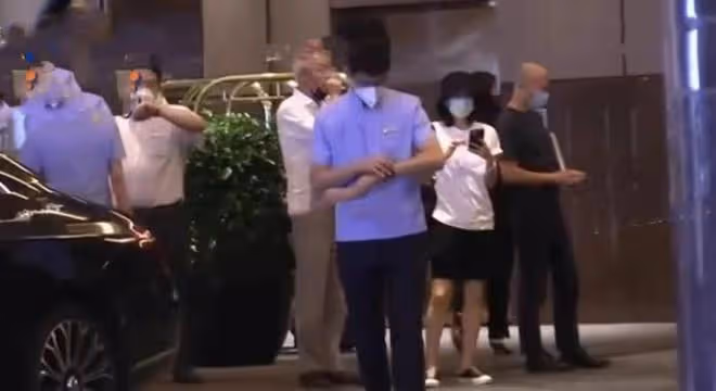 章子怡怎麼突然胖了!大媽打扮參加聚會,外翻的小腿很搶眼