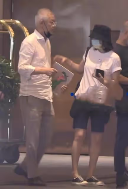 章子怡怎麼突然胖了!大媽打扮參加聚會,外翻的小腿很搶眼