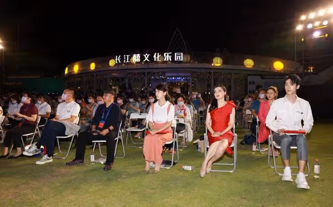 顏丹晨產後4月首公開露面，暴瘦34斤不像生過娃，穿背帶褲好嫩啊