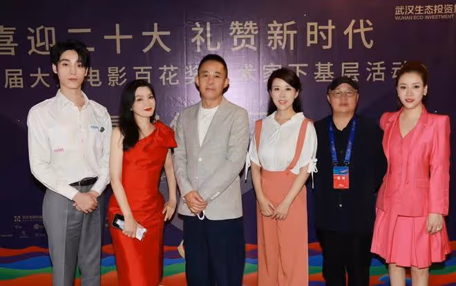 顏丹晨產後4月首公開露面，暴瘦34斤不像生過娃，穿背帶褲好嫩啊