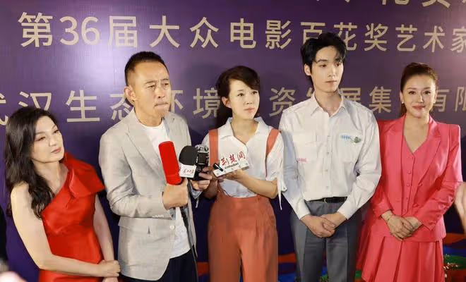 顏丹晨產後4月首公開露面，暴瘦34斤不像生過娃，穿背帶褲好嫩啊