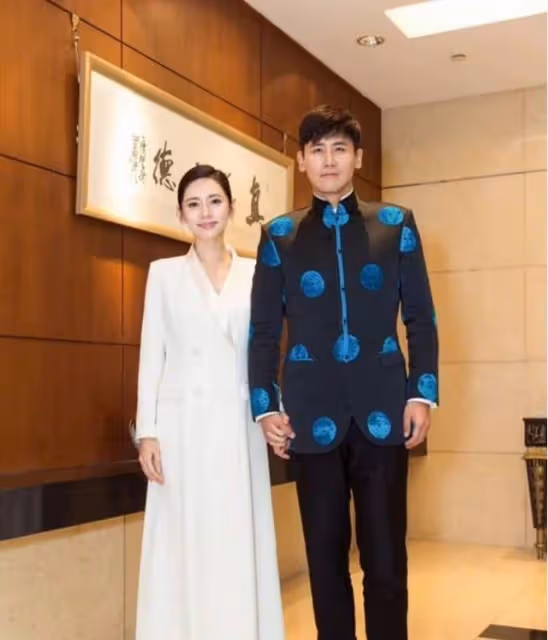 秋瓷炫婚變後合體，穿粉裙一臉憔悴暴露年齡感，於曉光翹臀太搶眼