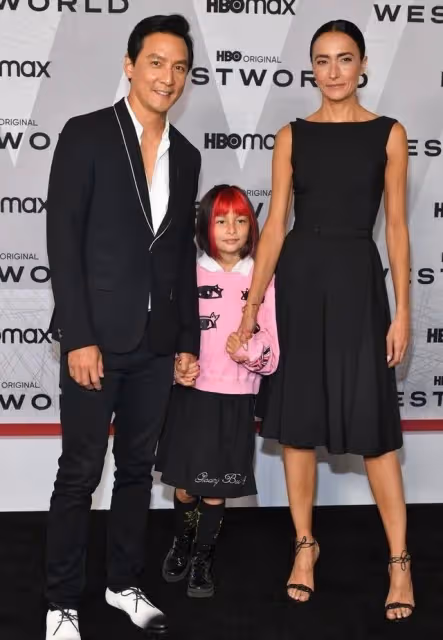 吳彥祖老婆怎麼老成這樣了，罕見素顏像小老太，夫妻卻像母子倆