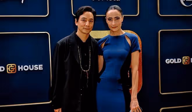 吳彥祖老婆怎麼老成這樣了，罕見素顏像小老太，夫妻卻像母子倆