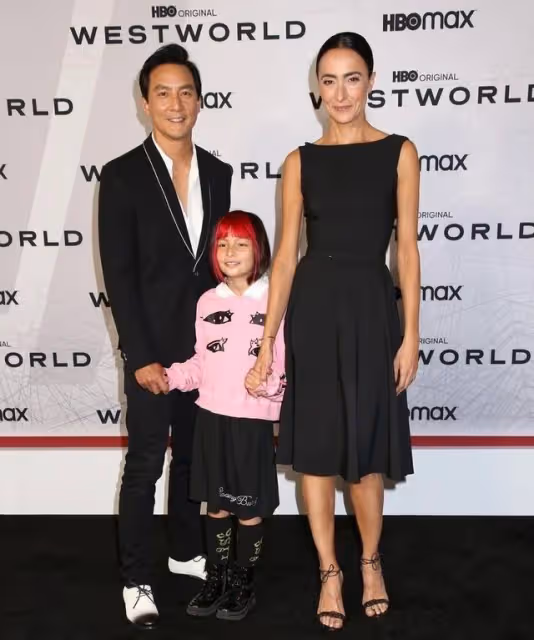 吳彥祖老婆怎麼老成這樣了，罕見素顏像小老太，夫妻卻像母子倆