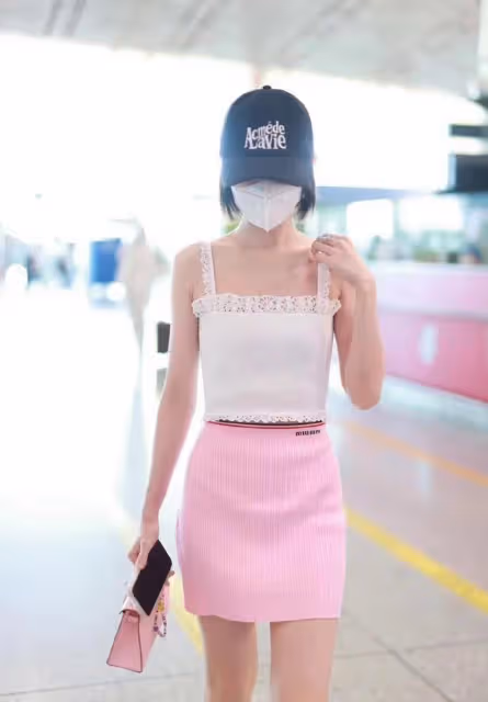 毛曉彤扮嫩太過了，一身少女裝暴露小學生身材，但是太顯土氣