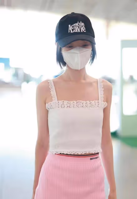毛曉彤扮嫩太過了，一身少女裝暴露小學生身材，但是太顯土氣
