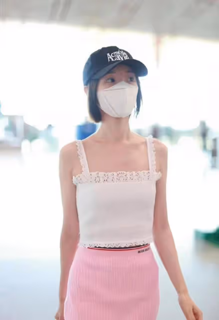 毛曉彤扮嫩太過了，一身少女裝暴露小學生身材，但是太顯土氣